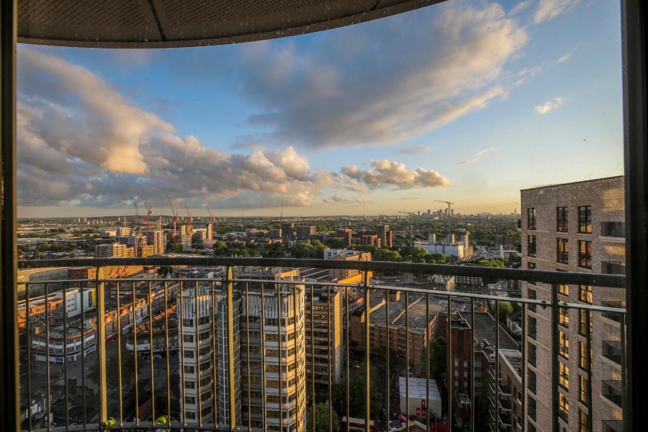 Amazing London City Skyline View & Transport Links Barking  Buitenkant foto