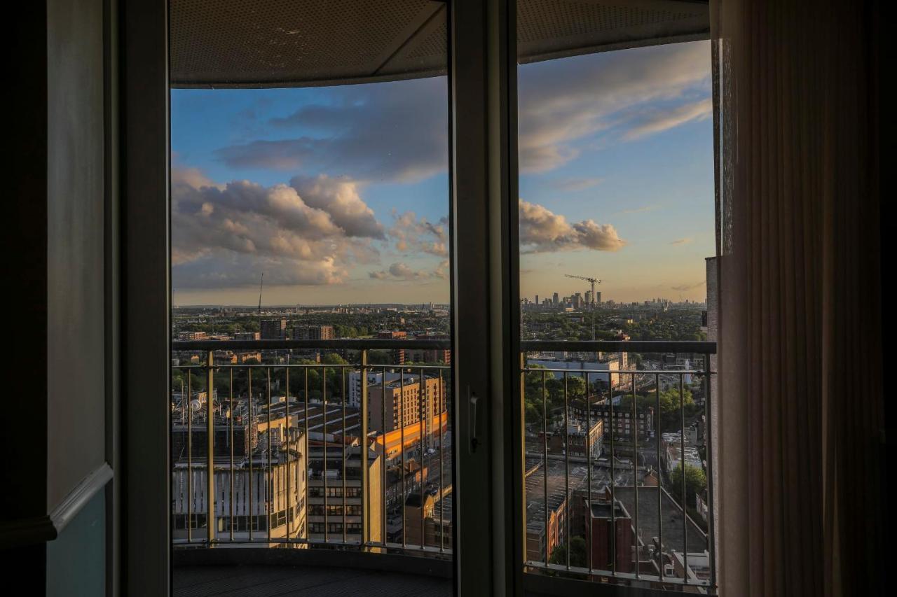 Amazing London City Skyline View & Transport Links Barking  Buitenkant foto